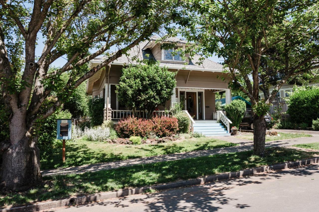 Southeast Portland Comfy & Eclectic Craftsman Home - B&B