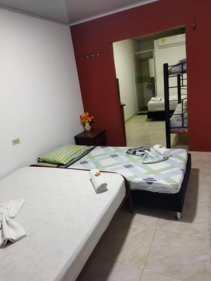 Cama individual en dormitorio mixto