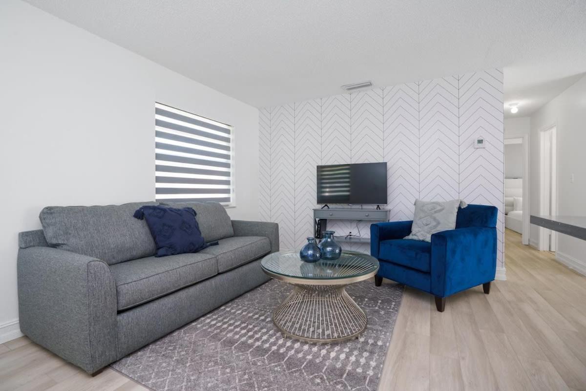 Blue Door Duplex Renovated Parking and Designed - B&B