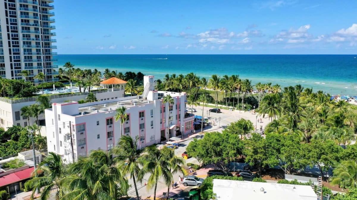 B&B Miami Beach - Beach Bae -Deco Studio Steps from the Ocean - Bed and Breakfast Miami Beach