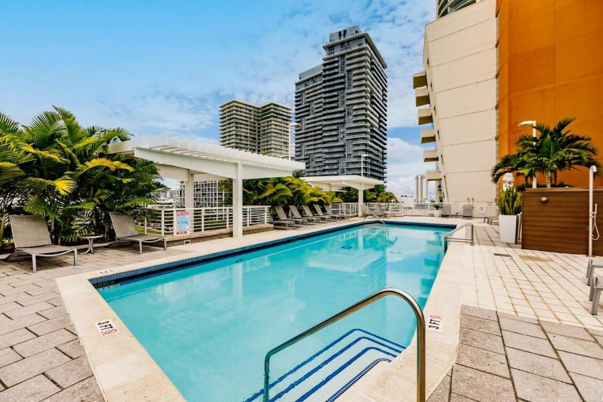Palm Place Heart of Miami with Parking Pool and Gym - Chambres d'hôtes Miami