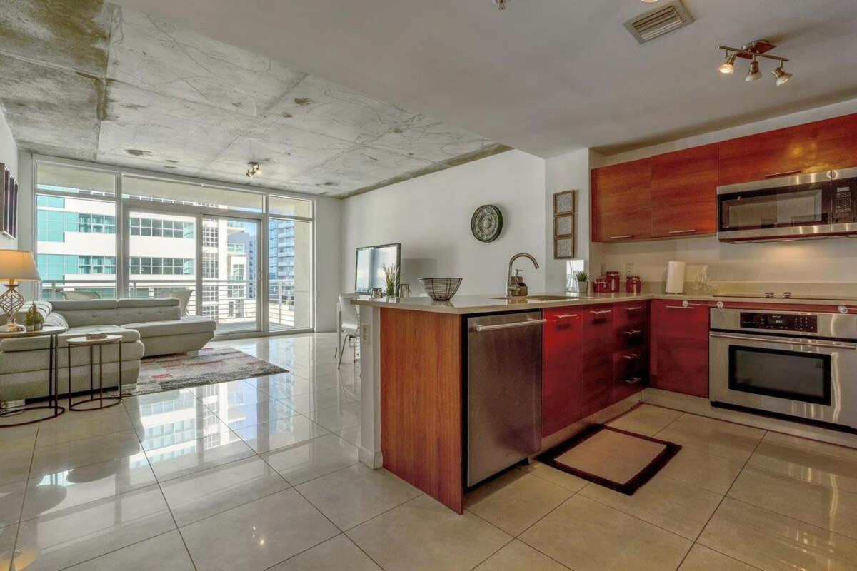 B&B Miami - City Condo in Midtown Wynwood with pool and parking - Bed and Breakfast Miami