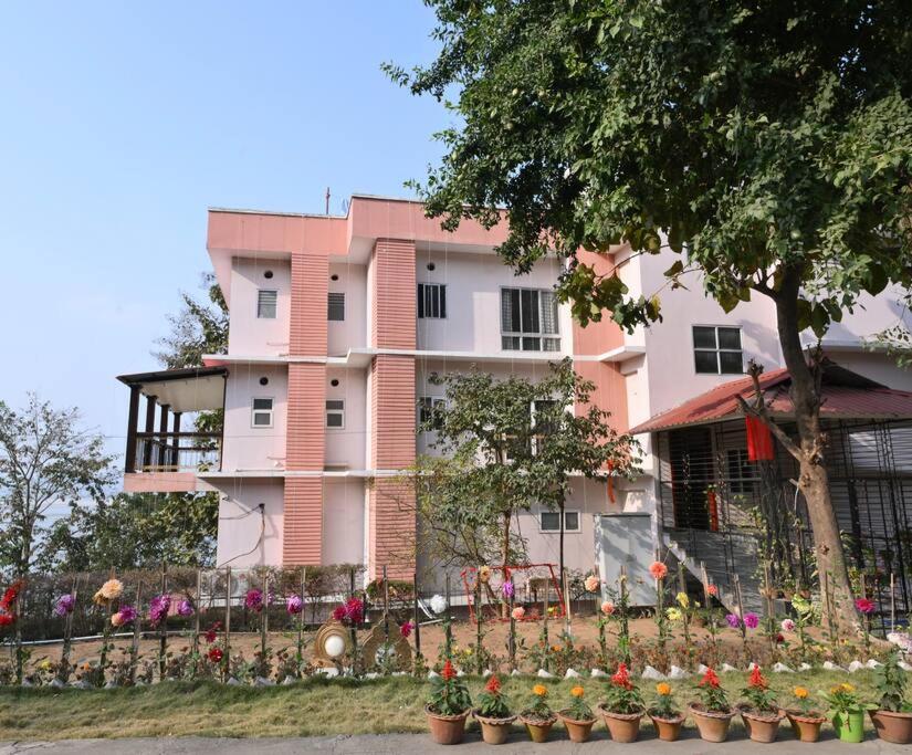 Camilla Living- A Luxury Escape by the Riverside! - Ferienwohnung Gauhati