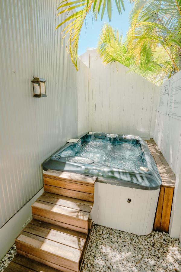 B&B Coolum Beach - Private Outdoor Spa, Fire Pit, Cinema Room - THE COTTAGE COOLUM BEACH - Bed and Breakfast Coolum Beach