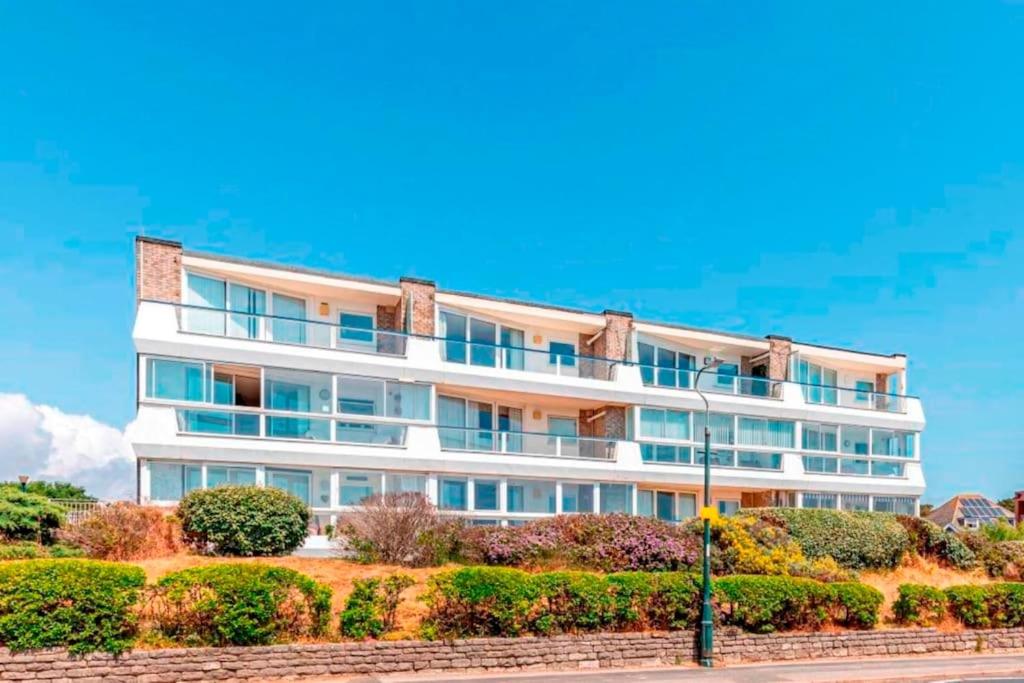 BOURNECOAST: SANDY BEACH, BALCONY, SEA VIEW-FM1410 - B&B