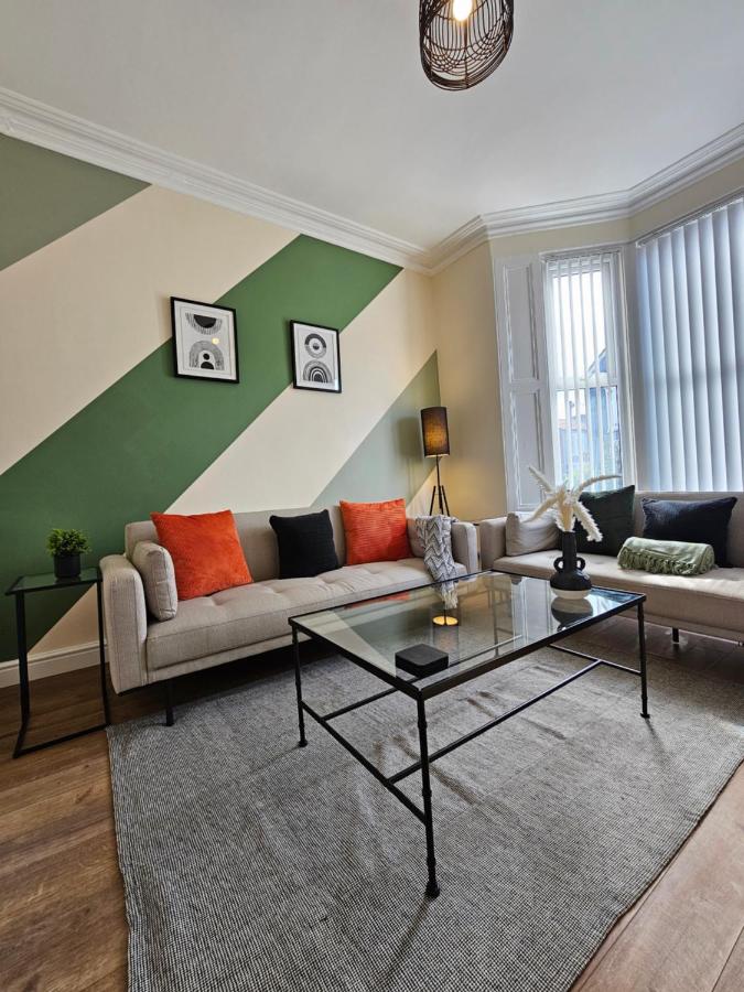 B&B Liverpool - Charming 4-Bedroom House in Liverpool w/ WiFi - Sleeps 10 by PureStay - Bed and Breakfast Liverpool