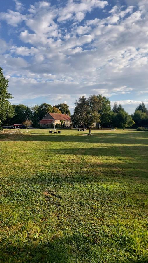 Zimmer mit Kingsize-Bett und Gartenblick.