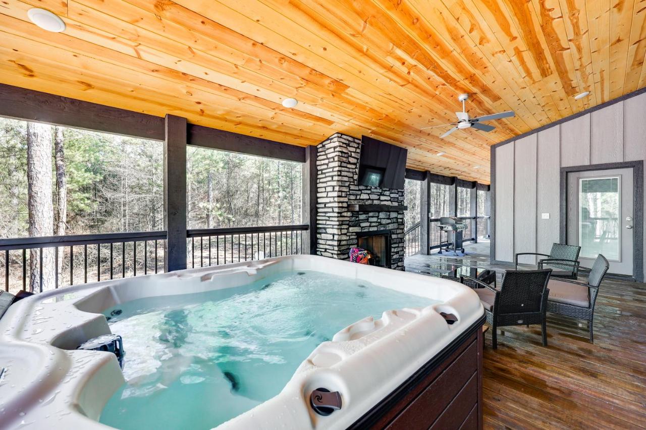 Near New Casino: Broken Bow Cabin w/ Hot Tub - Chambres d'hôtes Broken Bow