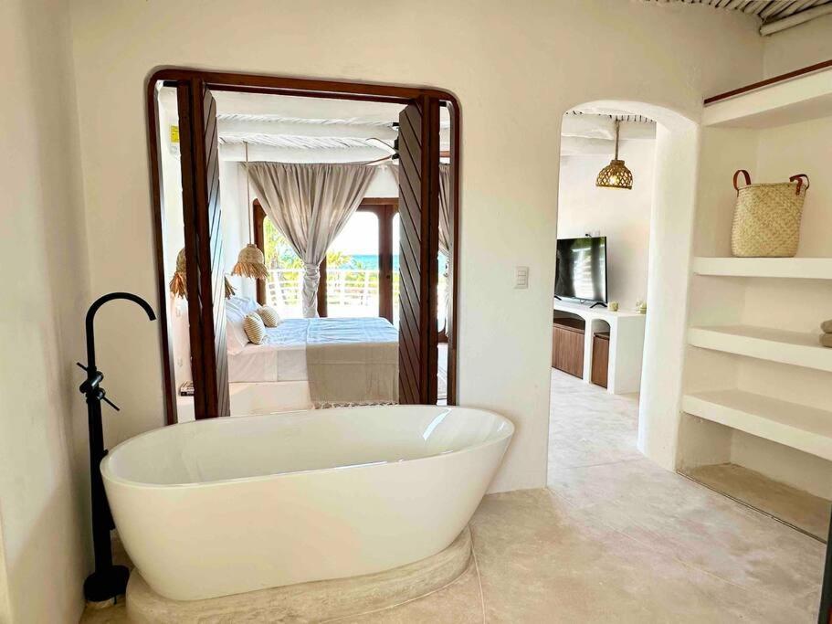 Unique Beachfront Casa Kyma, Pool, San Crisanto, Yucatan - B&B San Crisanto