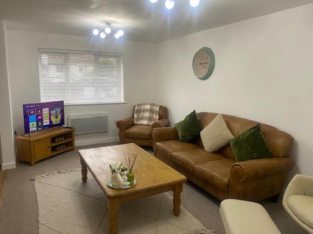 Shepshed 2 Bedroom Apartment - Chambres d’hôtes