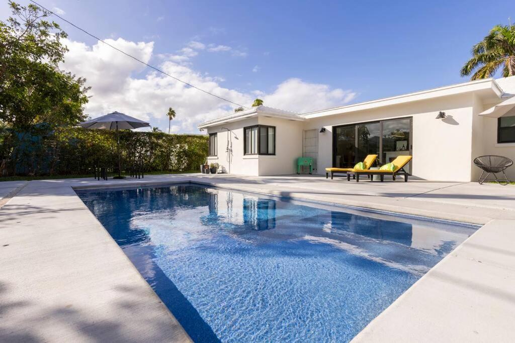 Modern Beach Home, Family Friendly, Heated Pool - B&B