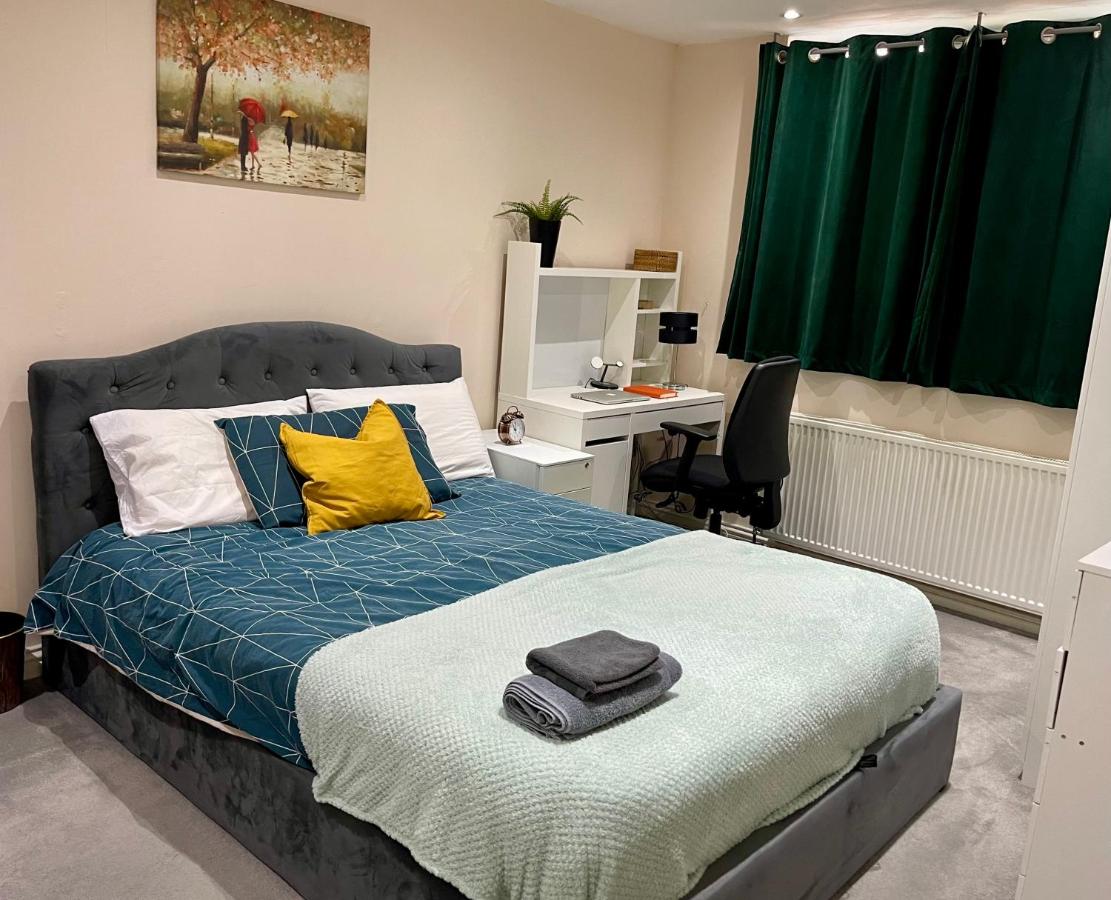 B&B Harrow - Sudbury Hill Bedroom with Private Bathroom - Bed and Breakfast Harrow