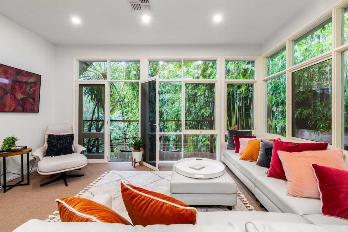 B&B Sydney - Leafy Retreat with Deck & City Convenience - Bed and Breakfast Sydney