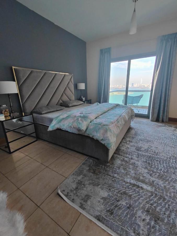 Zimmer mit Kingsize-Bett und Balkon
