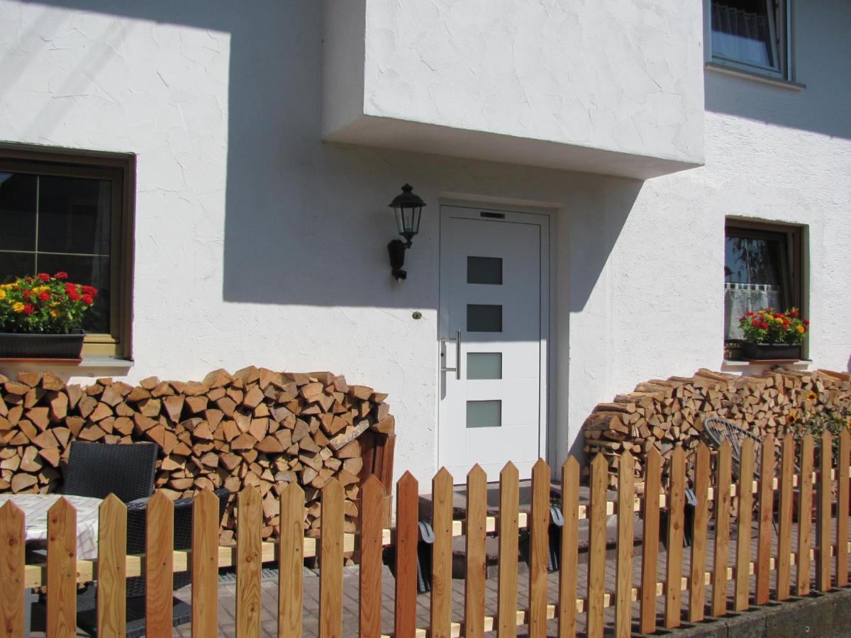 #4 Galeriezimmer mit 2 Betten ,Balkon, Gemeinschaftsbad, Airport nah,freies W-Lan - Chambres d'hôtes Trunkelsberg