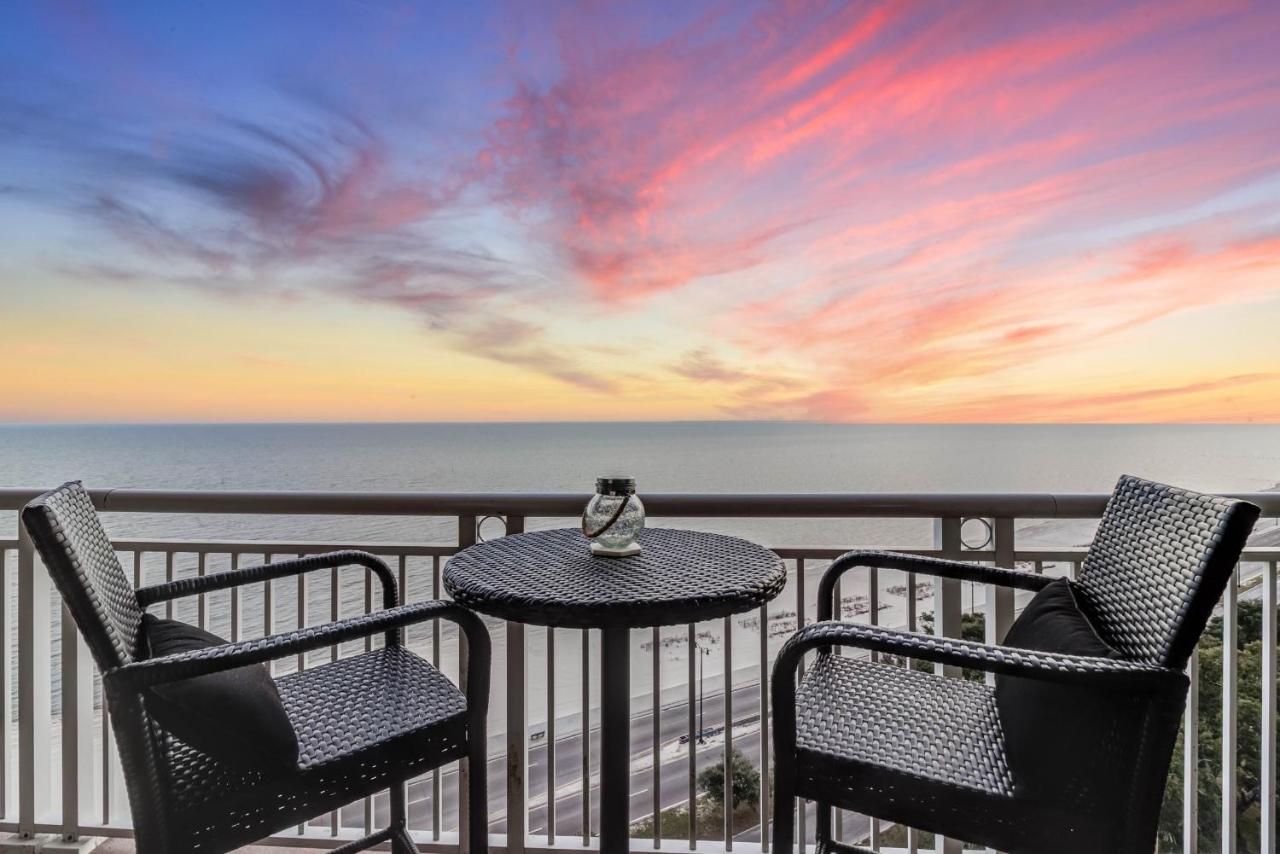 B&B Gulfport - Gorgeous Oceanview 3BR Luxury Condo - Latitude - Bed and Breakfast Gulfport