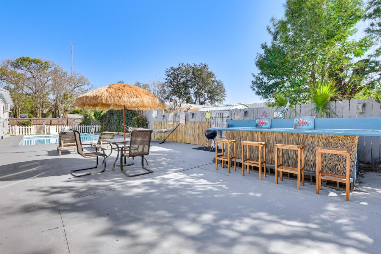 Fort Walton Home with Shared Pool - 2 Mi to Beach! - B&B