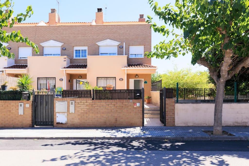 Adosado con jardín en los Xalets de Salou - Ferienwohnung