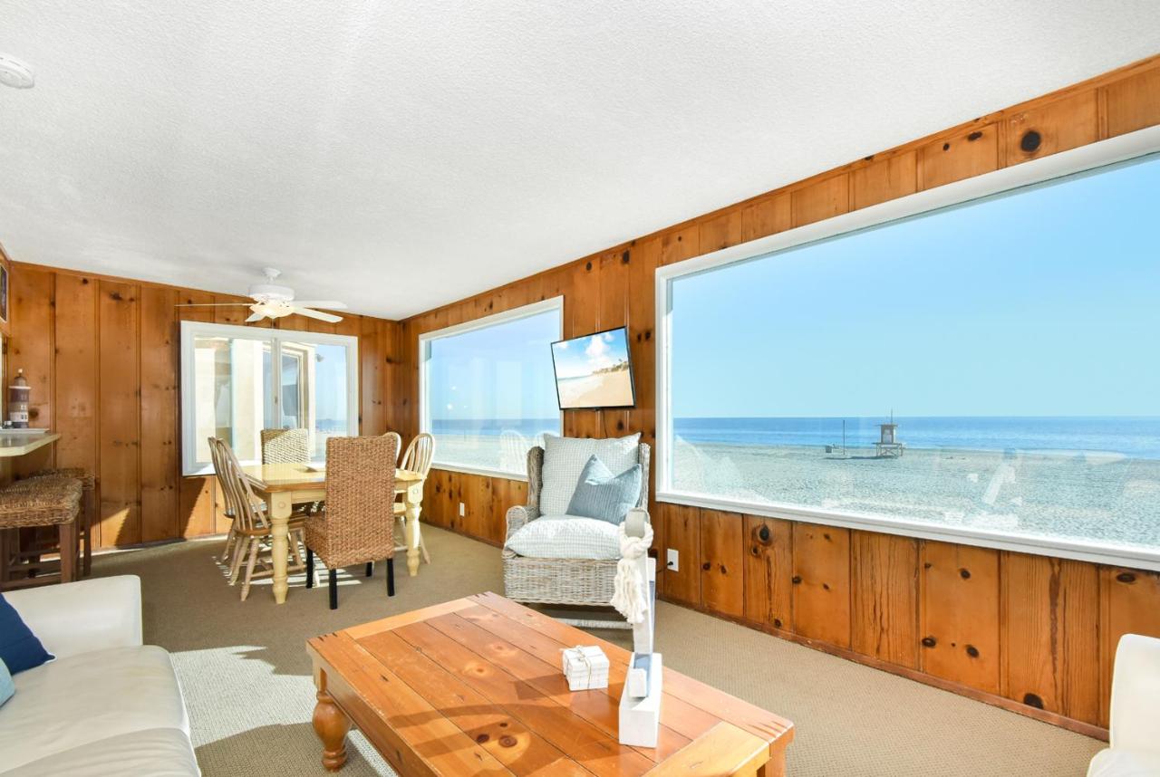 B&B Newport Beach - Upstairs 2 Bedroom Home with Ocean Views on 65th St - Bed and Breakfast Newport Beach