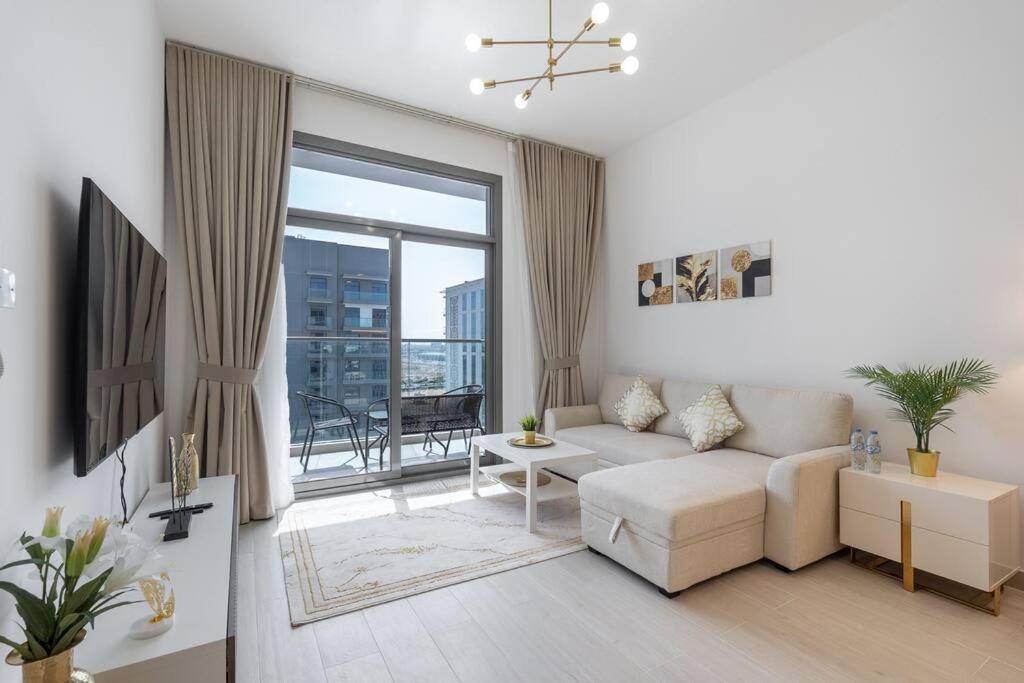 Stylish 1BR Retreat in Laya Heights, Studio City - B&B Dubai