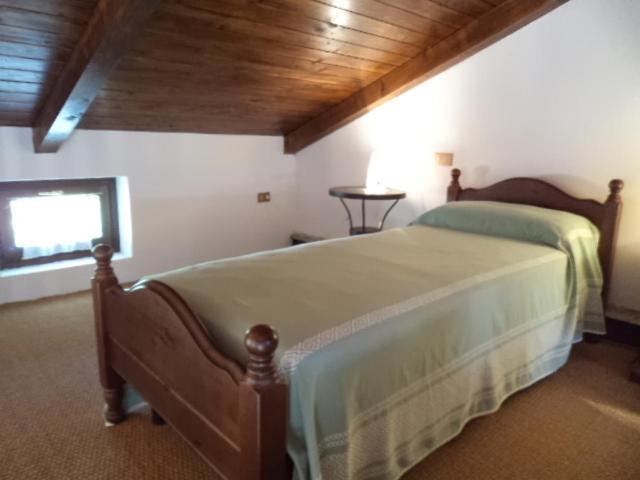 Habitación con cama extragrande.
