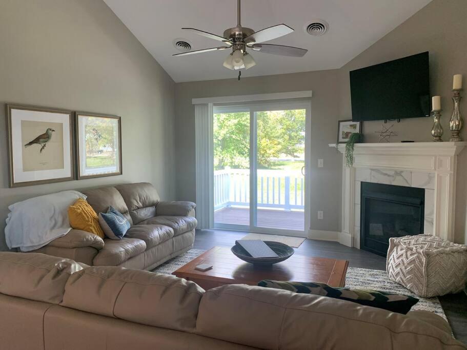 Modern 3-bedroom condo with gas fireplace - B&B