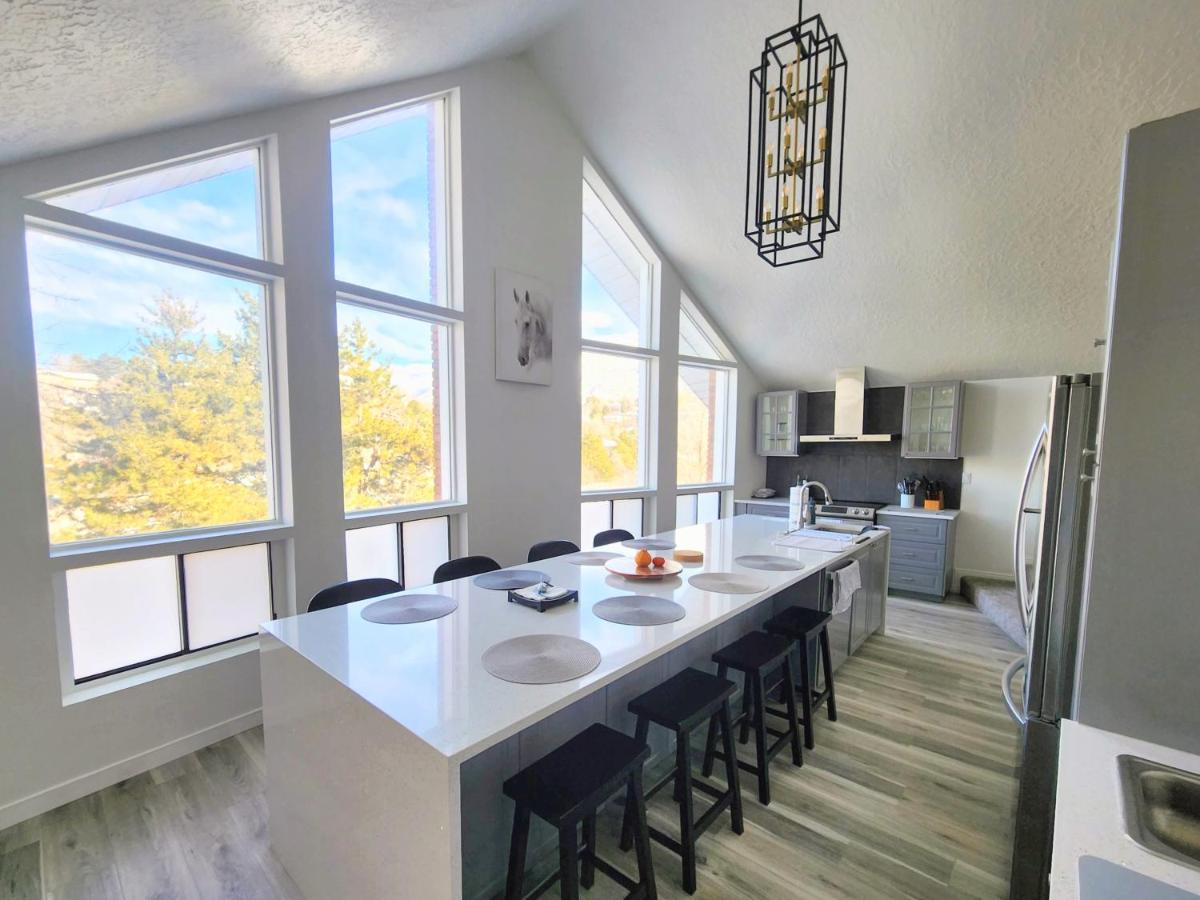 Large 3200sf A-Frame House close to Snowbird Alta Ski &Stunning Mountain View! - B&B
