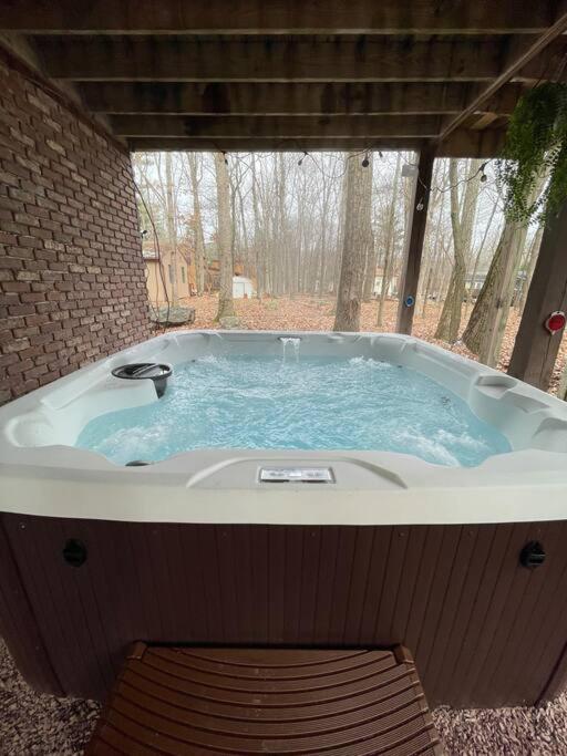 Poconos Chalet -Kayaks- HotTub-Karaoke-Lake - B&B