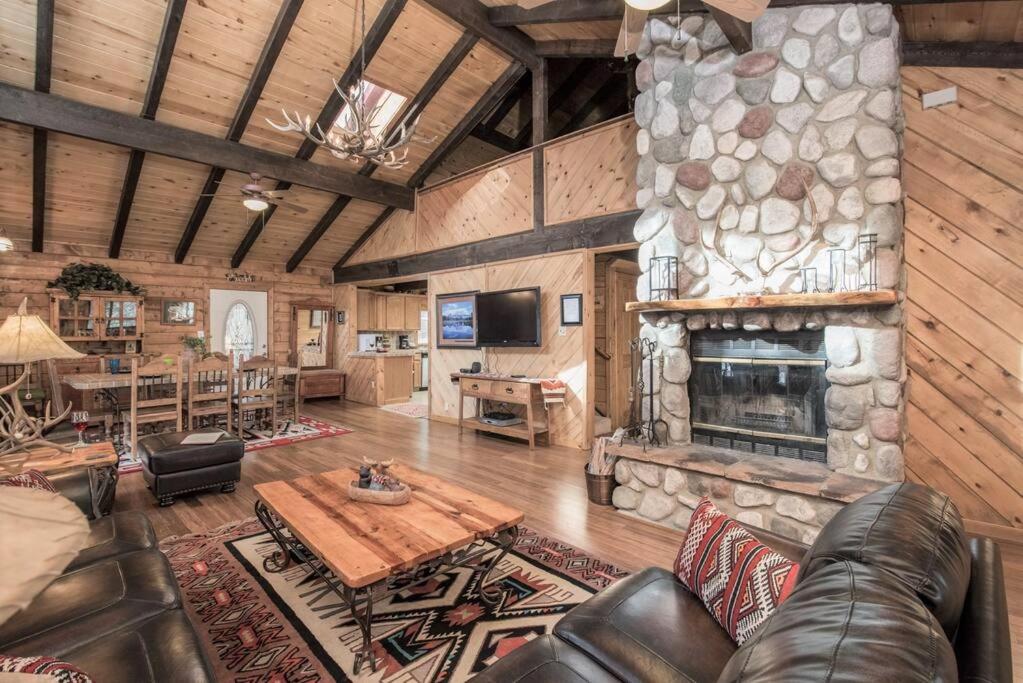 B&B Ruidoso - Classy, comfy 3-story log cabin: Hot tub+game room - Bed and Breakfast Ruidoso