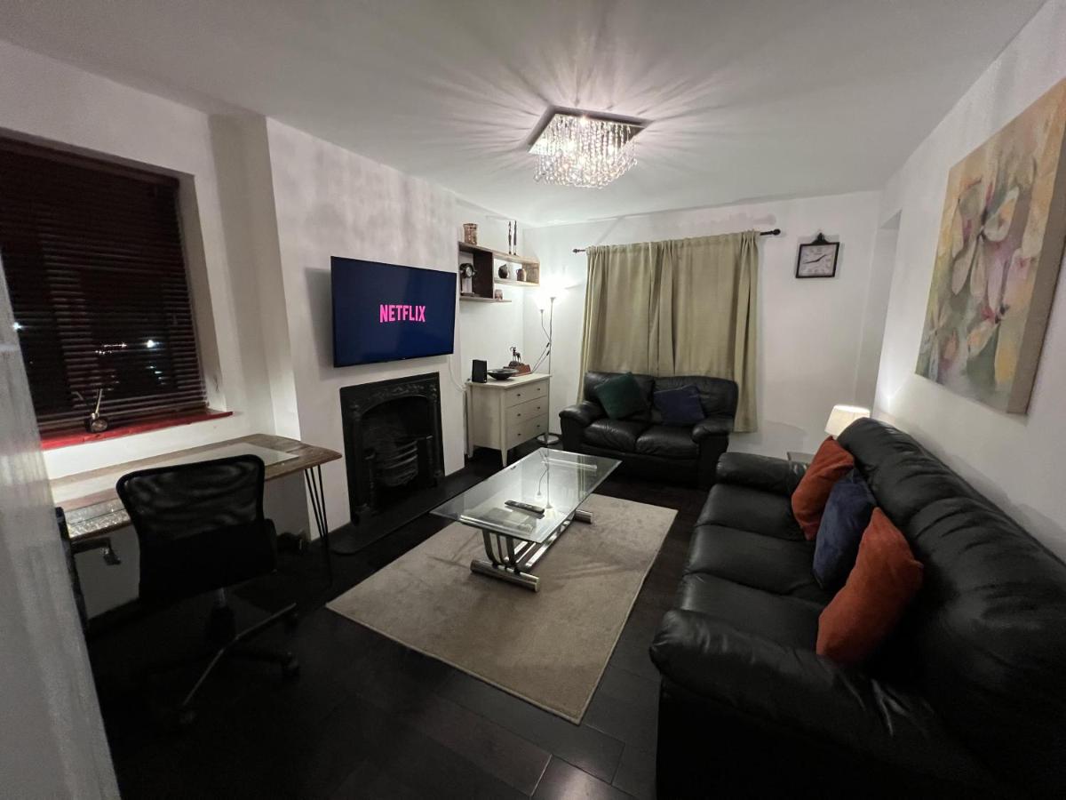 B&B London - Specious 2 x double bedroom flat in London E18 - Bed and Breakfast London