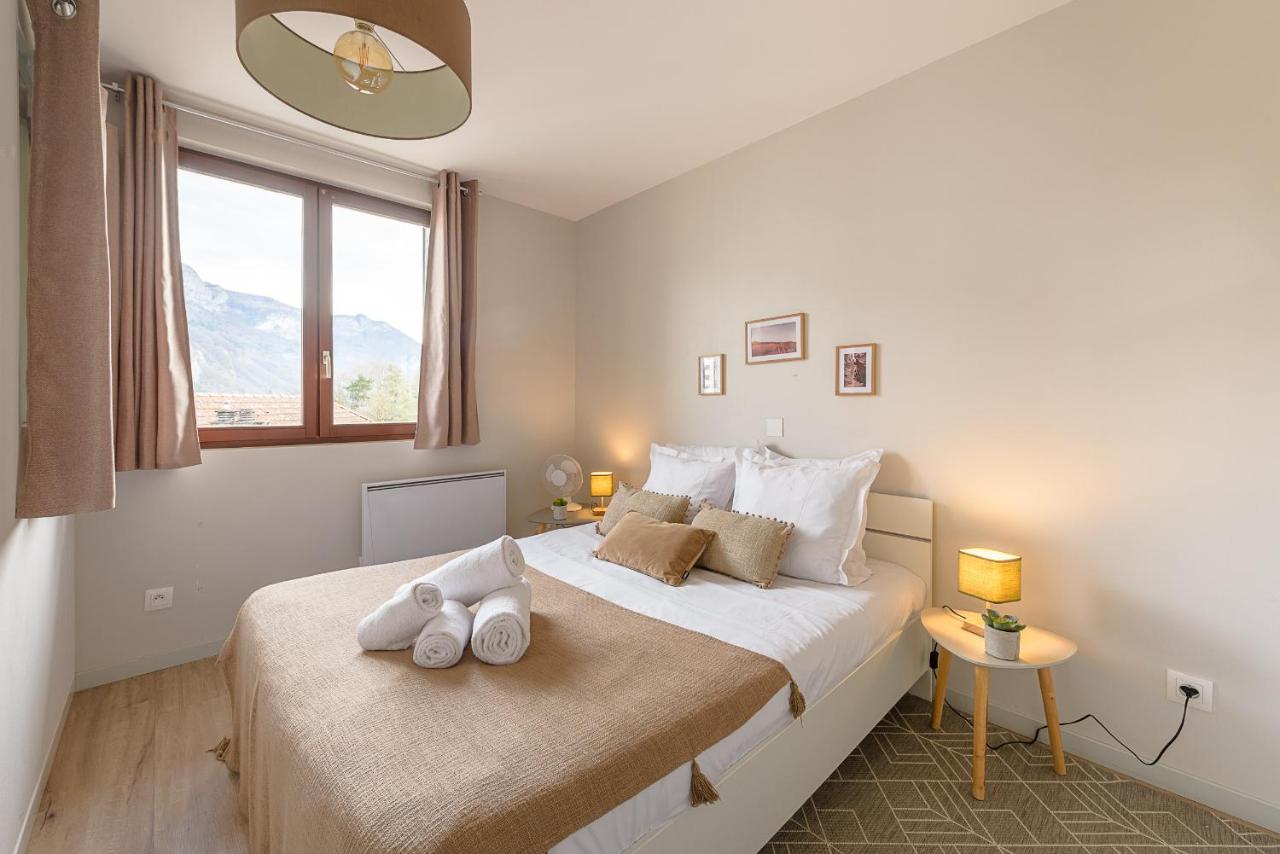 Apartment with Mountain View