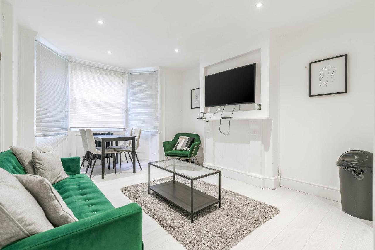 B&B Londres - Livestay-Stylish 2 Bedroom Apartment in Clapham - Bed and Breakfast Londres