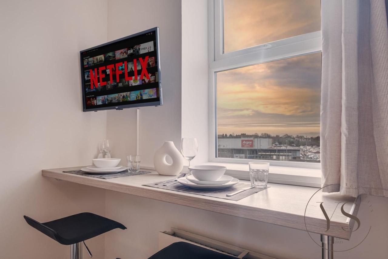 Smart Studio 1B Near Alton Towers with Netflix, Wi-Fi & Parking - B&B Stoke-on-Trent