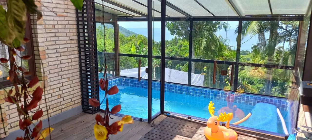 Casa 2, 3 ou 4 pessoas vista incrível com piscina centro Bombinhas carro 4x4 ou potente - Chambres d'hôtes Bombinhas
