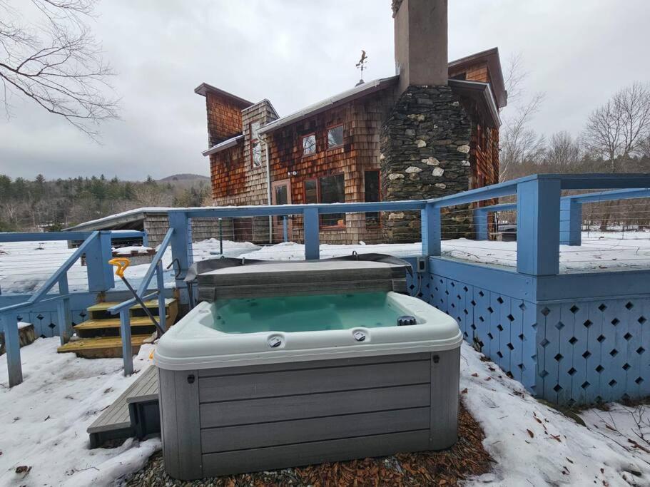 MapleCastle == HotTub, RiverSide, IndoorHummock, FirePlace, BackYard - B&B