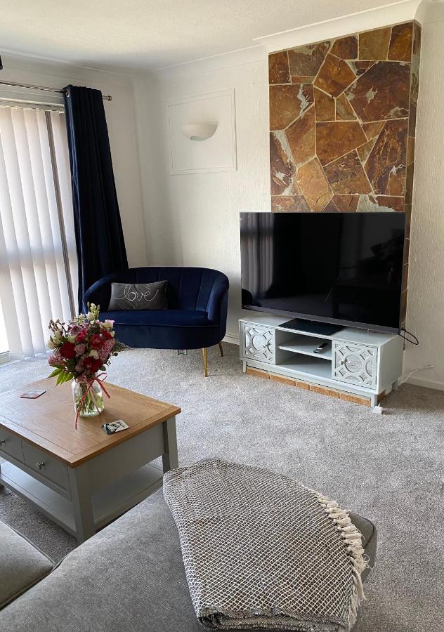 Spacious 2 Bed Village Flat sleeps 4/6 - B&B