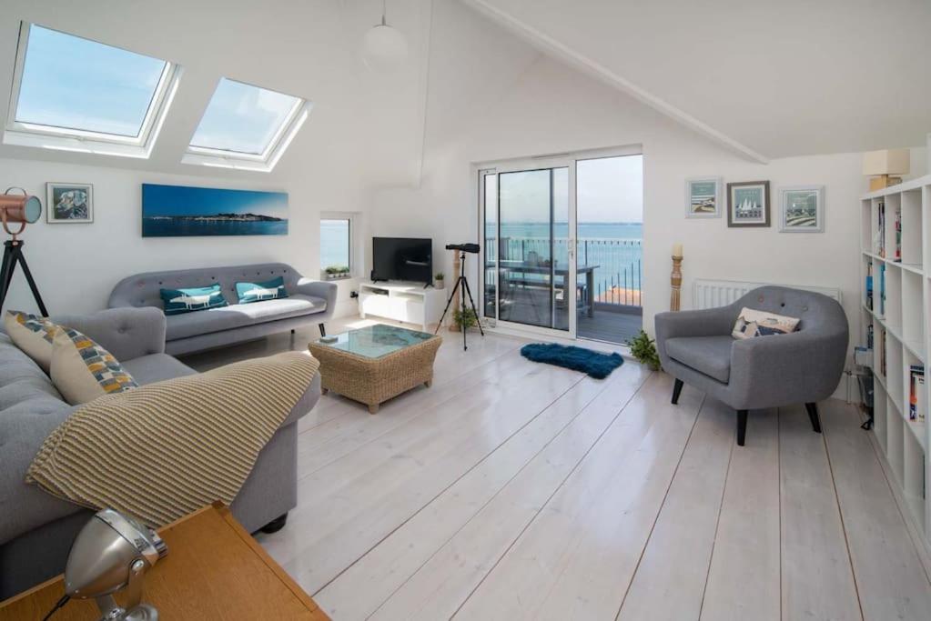 B&B Cowes - Solent View, 3bed apartment, fantastic sea views - Bed and Breakfast Cowes