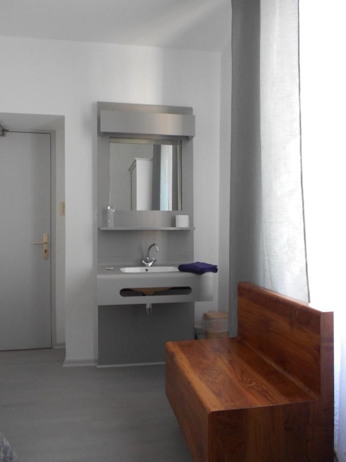 Chambre Simple avec Toilettes et Douche Communes
