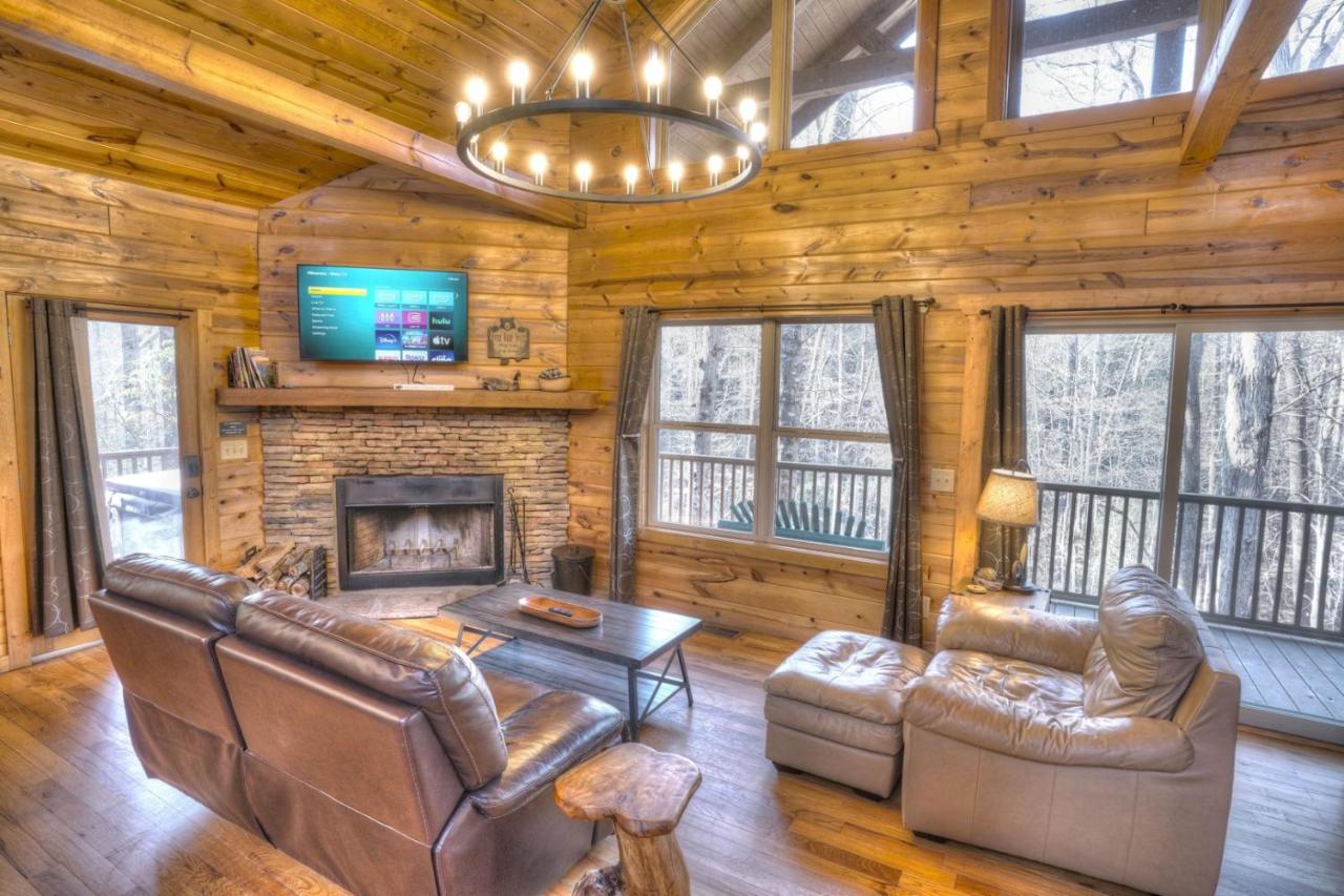 B&B Cleveland - Luxury Cabin Sleeps 8 with creekside fire pit near Helen GA - Bed and Breakfast Cleveland