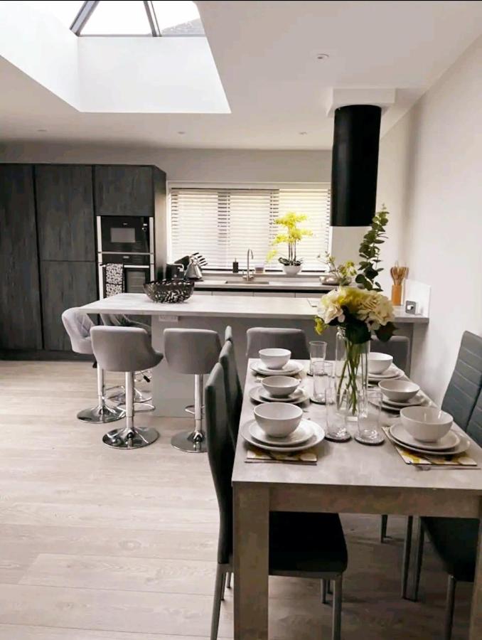 New, modern 4 bed, 3 bath house ,free parking - Bed and Breakfast