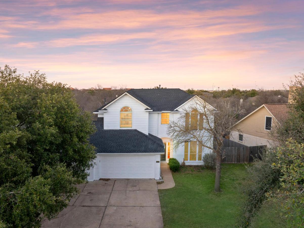 Luxury 5BR, 3BA Austin Retreat ~ Pool~ Parking - Bed and Breakfast Austin