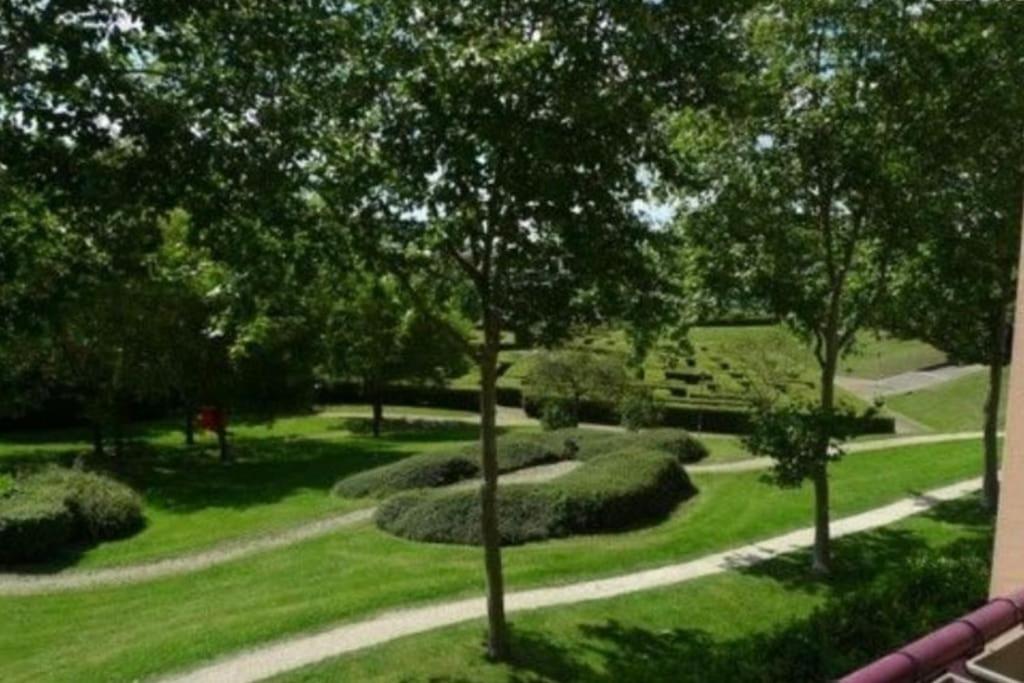 F3 avec balcon 5 min gare SQY et Parking gratuit - B&B