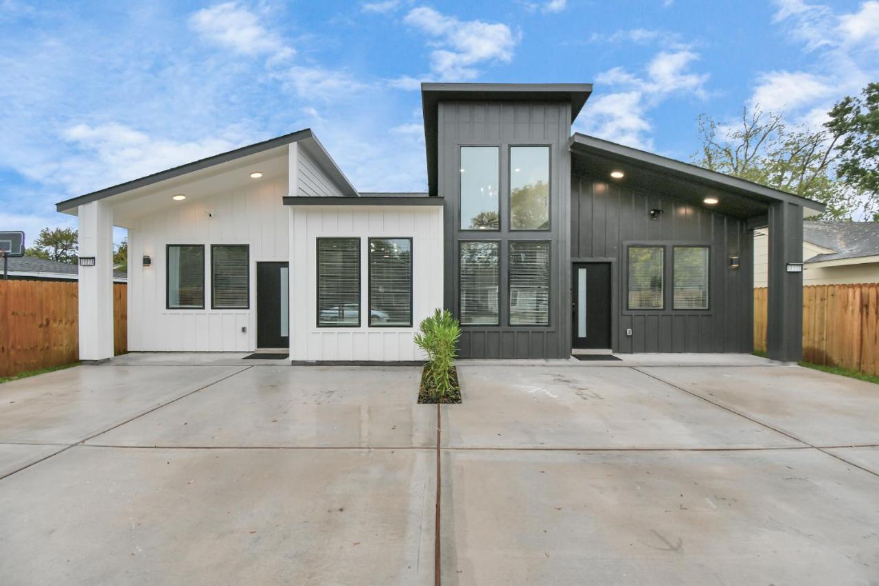 2 Homes•Sleeps 18•Gated•10 Mins To Dwntwn•SmartTvs - Bed and Breakfast Houston