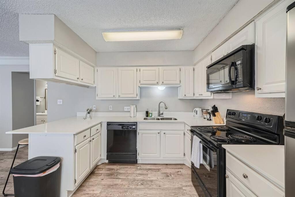 Chic 2B Getaway - 10min to DTWN - W/D, Pool, Prkg - B&B Austin