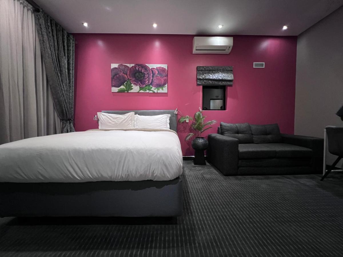 Habitación con cama grande