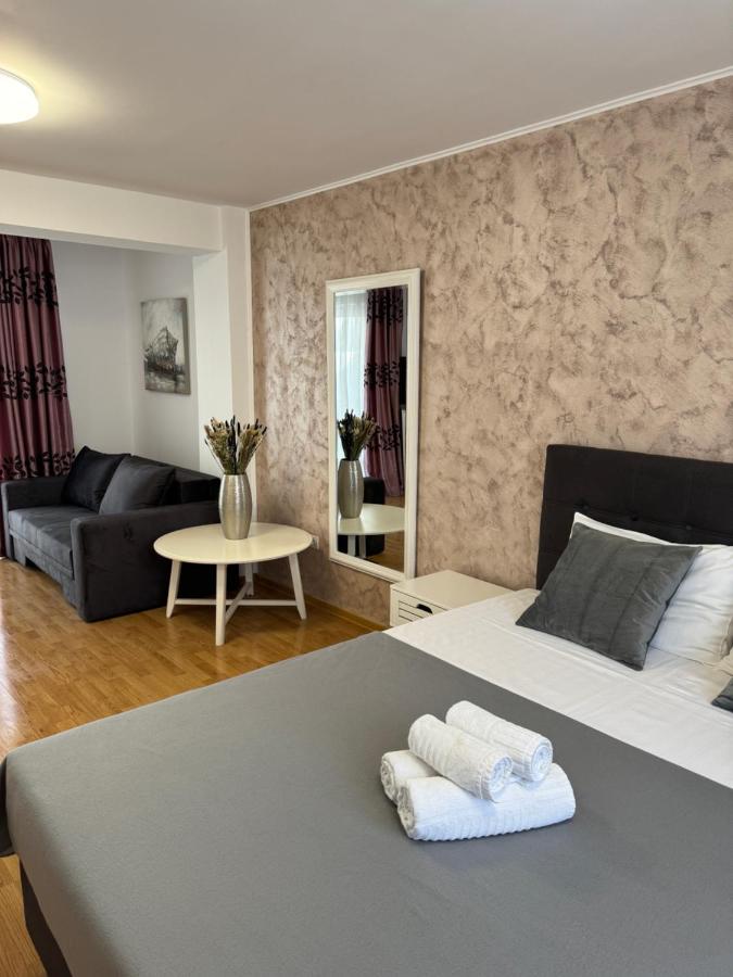 Zimmer mit Kingsize-Bett und Balkon