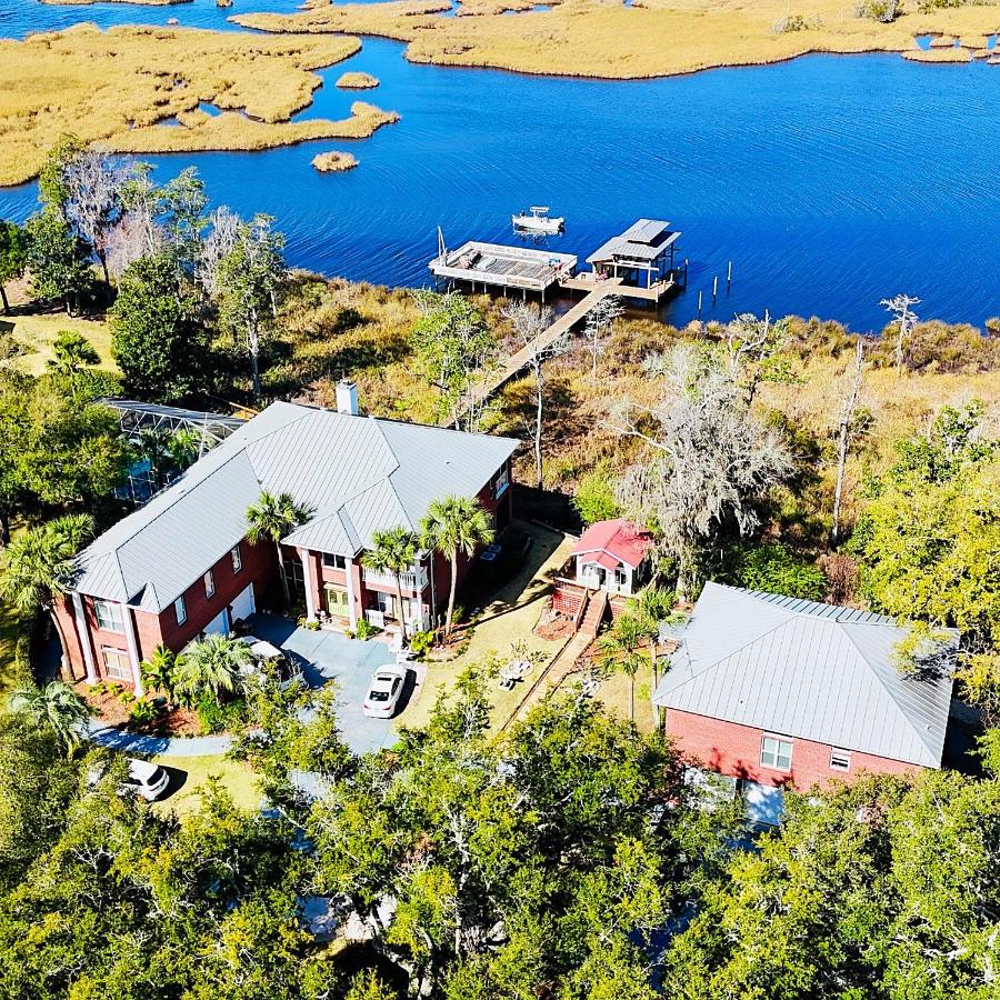 Waterfront Property with Pool & Dock - Ferienwohnung