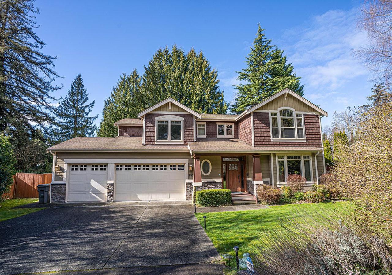 Kirkland's Expansive Custom-Built Family Haven Near Juanita - B&B
