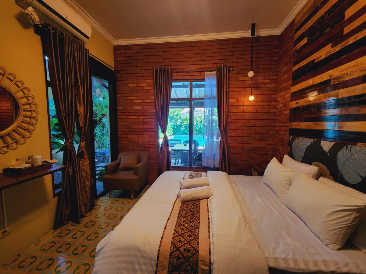Chambre Lit Queen-Size - Vue sur Piscine