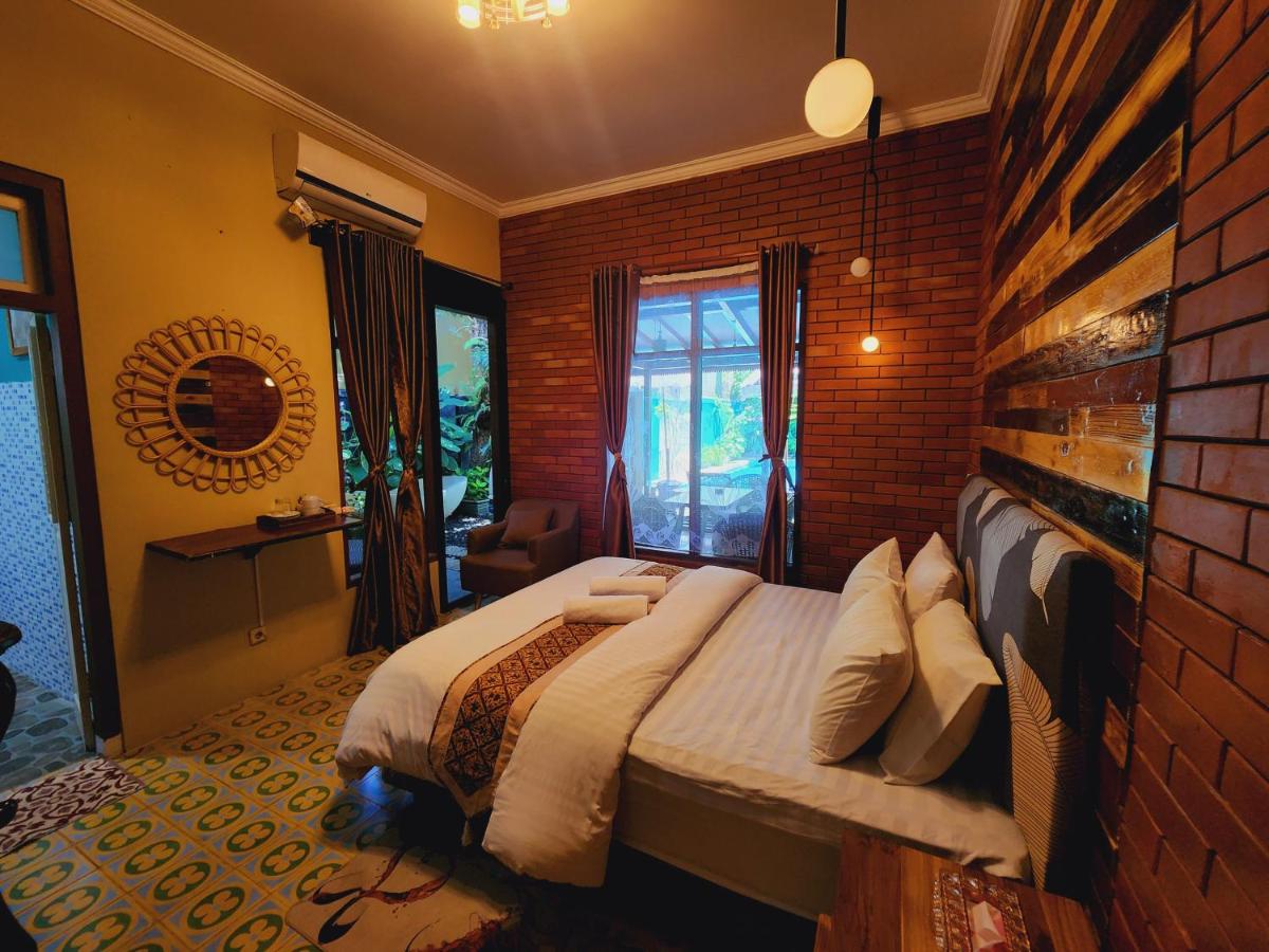 Queen Room with Pool View